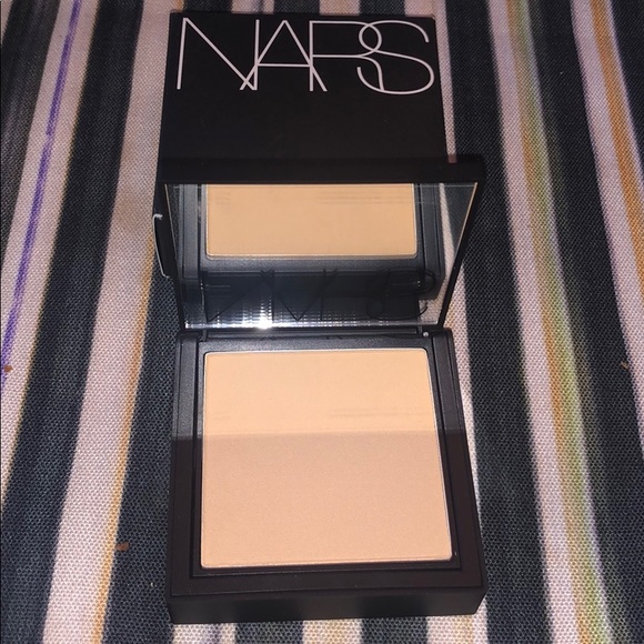 All Day Luminous Powder Foundation SPF 24 - Picture 3 of 4